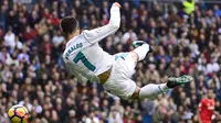 Penyerang Real Madrid, Cristiano Ronaldo memimpin top scorer sementara untuk timnya dengan koleksi 15 gol disemua level kompetisi.  (AFP/Pierre-Philippe Marcou)