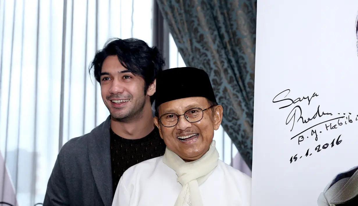 "Alasan kenapa saya mau menerima project film Rudy Habibie, pertama karena film ini jadi momen yang sangat penting buat saya pribadi sebagai aktor." tutur Reza Rahadian. (Andy Masela/Bintang.com)