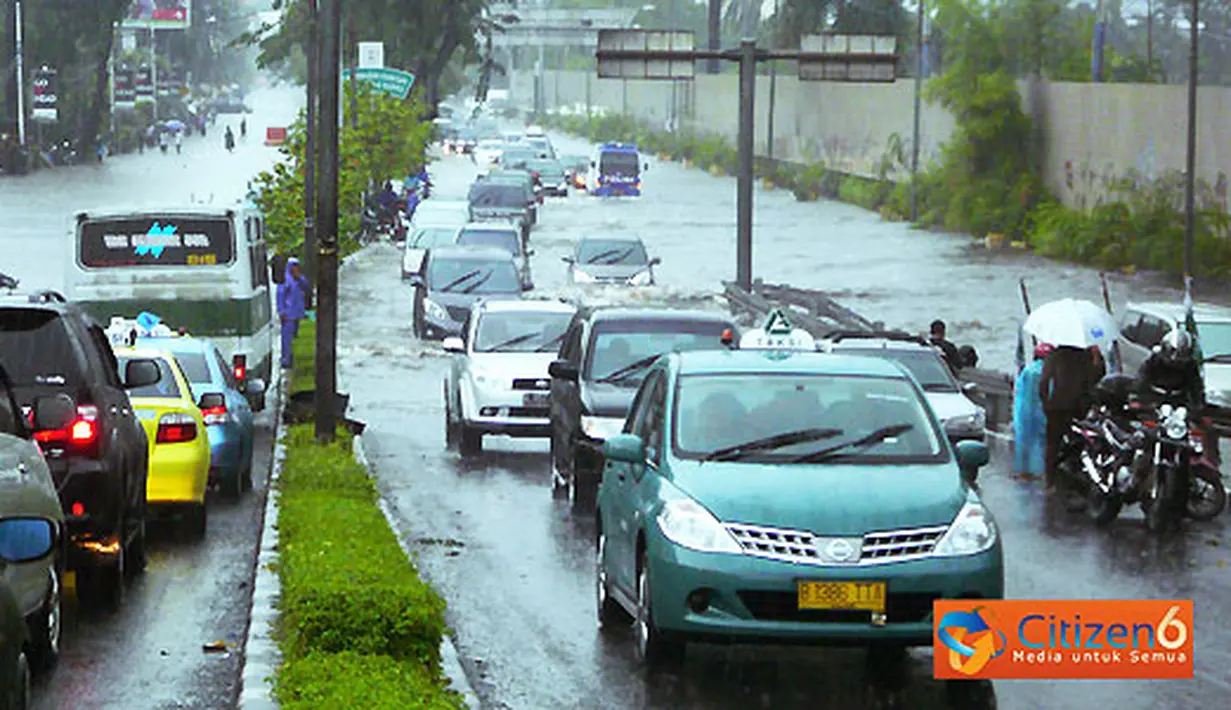 Banjir di depan kantor TVRI, Senayan, Jakarta.