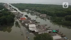 Foto udara banjir rob yang menggenangi rumah dan tambak warga di Desa Pantai Mekar, Muaragembong, Kabupaten Bekasi, Jawa Barat, Senin (6/12/2021). Banjir rob telah menggenangi wilayah tersebut selama empat hari akibat kenaikan permukaan air laut. (Liputan6.com/Herman Zakharia)