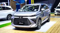 Toyota Avanza dipajang pada acara otomotif Gaikindo Indonesia International Auto Show (GIIAS) tahun 2021. Mobil ini, bersama Toyota Veloz, bisa dibilang sebagai mobil primadona Toyota pada acara tersebut. (Otosia.com/Arendra Pranayaditya)