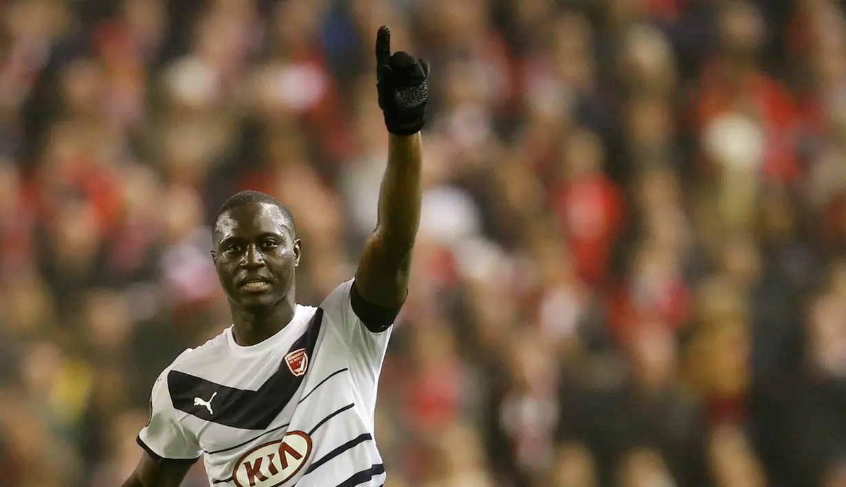 Penyerang Bordeaux, Henri Saivet melakukan selebrasi usai mencetak gol kegawang Liverpool pada laga  Liga Europa Grup B di Stadion Anfield, Inggris (27/11). Liverpool menang atas Bordeaux dengan skor 2-1. (Reuters/Carl Recine)
