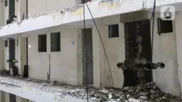 Sejak ditinggal oleh para penghuninya yang direlokasi ke tempat lain, bangunan tersebut sudah rusak parah. (Liputan6.com/Herman Zakharia)