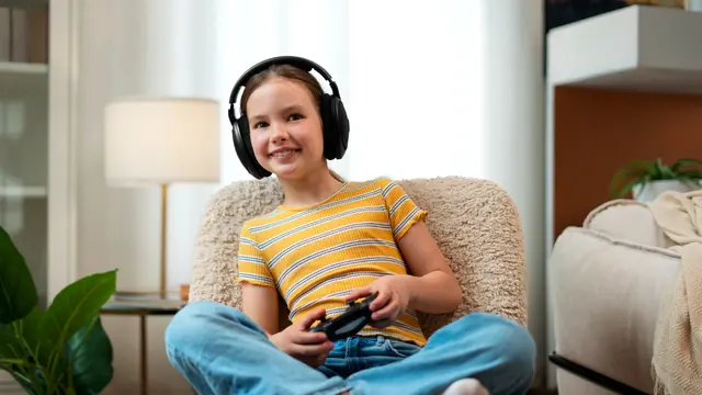 ilustrasi anak bermain video game