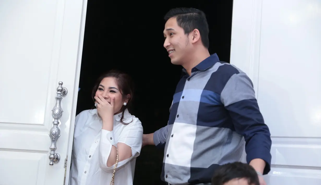 "Malamnya mau dinner udah booking di hotel, tapi karena macet jadi pindah tempat dadakan nyampe rumah udah malam, nggak tau kalo ada kejutan ini, jadi makasih banget," ucap Nindy di kediamannya, Jakarta, Jumat (11/11/2016). (Adrian Putra/Bintang.com)