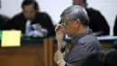Akil tampak serius memikirkan jawaban yang akan diberikan atas pertanyaan jaksa (Liputan6.com/Miftahul Hayat)