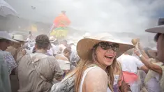 Orang-orang yang berselimut bedak ambil bagian dalam karnaval jalanan 'Los Indianos' di Santa Cruz de la Palma, Spanyol, Senin (4/3). Karnaval ini  bagian dari rangkaian acara yang diadakan sejak Januari hingga Februari tiap tahunnya. (DESIREE MARTIN/AFP)