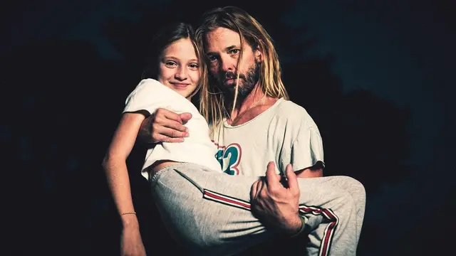 6 Potret Kenangan Taylor Hawkins ‘Foo Fighters’ dan Keluarga, Penuh Kehangatan