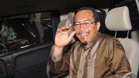 Suswono segera memasuki mobil yang telah menjemputnya usai melaporkan harta kekayaannya kepada KPK, Jakarta, Kamis (30/10/2014). (Liputan6.com/Miftahul Hayat)