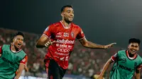 Pemain Bali United, Everton Nascimento (tengah) berlari merayakan gol yang ia cetak ke gawang Barito Putera pada BRI Liga 1 2024/2025. (Bola.com/Alit Binawan)