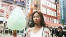 Wanita kelahiran 1995 ini tampil santai dengan menggunakan baju putih dan outer bercorak merah. Berpose di sebuah jalan di Jepang, Yuki tampak memegang gula kapas. Rambutnya yang diterbangkan angin membuatnya semakin menawan. (Liputan6.com/IG/@yukikt)