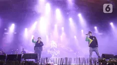 Grup band Souljah beraksi menghibur pengunjung Jakarta Fair atau yang lebih dikenal dengan Pekan Raya Jakarta (PRJ) 2022 di Arena Jakarta International Expo, Kemayoran, Jakarta Pusat, Selasa (21/6/2022). Souljah tampil memukau di panggung utama dengan membawakan lagu booming mereka di antaranya, Bersamamu dan Ku Ingin Kau Mati Saja. (Liputan6.com/Herman Zakharia)