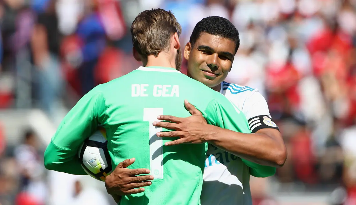 Gelandang Real Madrid, Casemiro, memberikan selamat kepada kiper Manchester United, David De Gea, usai laga ICC 2017 di Stadion Levi's, California, Minggu (23/7/2017). MU menang atas Madrid 2-1 melalui adu penalti. (AFP/Ezra Shaw) 