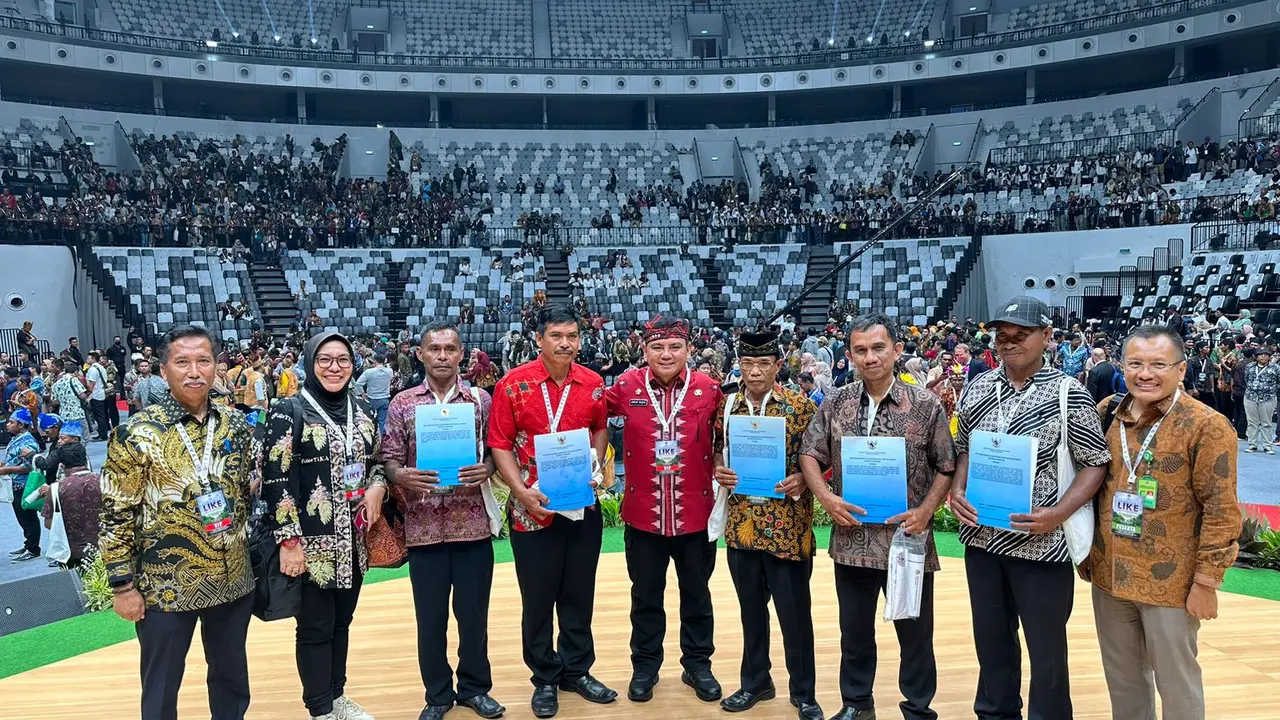 Presiden Jokowi melalui Penjabat Gubernur Sultra Andap Budhi Revianto menyerahkan SK TORA bagi tiga kabupaten di Sulawesi Tenggara.