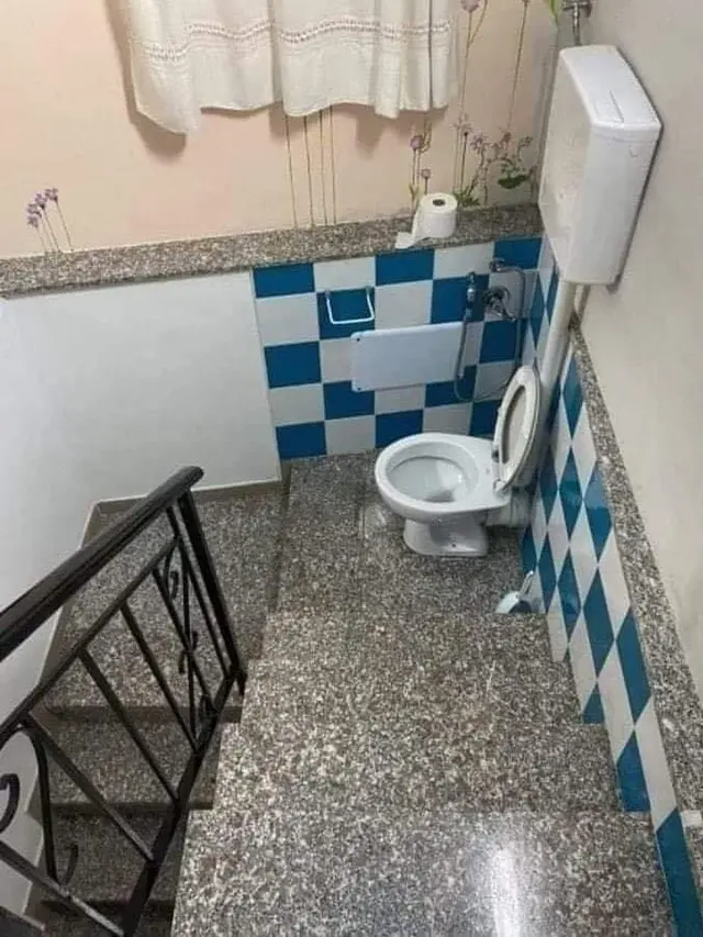 6 Penempatan WC di Tempat Terbuka Ini Tidak Terduga, Nyeleneh