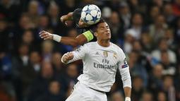 Pemain PSG Thiago Silva berebut bola dengan pemain Real Madrid Cristiano Ronaldo pada lanjutan Liga Chaampions Grup A di Stadion Santiago Bernabeu, Madrid, Rabu(4/11/2015) dini hari. Madrid menang tipis 1-0.  (Reuters / Sergio Perez)