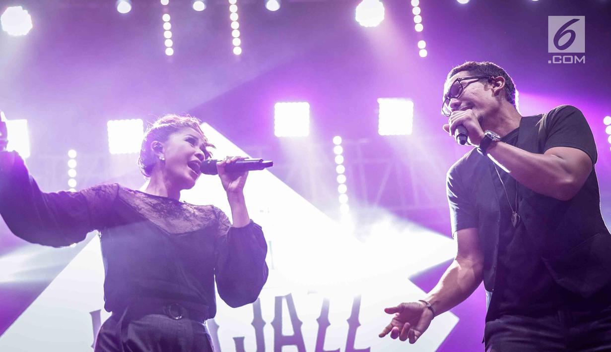 Grup musik Maliq & D'Essentials tampil pada Pre event yang bertajuk Java Jazz On The Move di Jakarta, Kamis (15/8). Java Jazz on The Move 2018 sendiri menjadi bagian dari rangkaian acara menjelang Java Jazz Festival nanti. (Liputan6.com/Faizal Fanani)