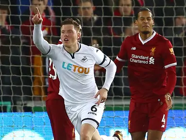 Pemain Swansea City, Alfie Mawson (tengah) merayakan gol usai membobol gawang Liverpool pada lanjutan Premier League di Liberty Stadium, Swansea, (22/1/2018). Liverpool kalaj dari Swansea 0-1. (AFP/Geoff Caddick)