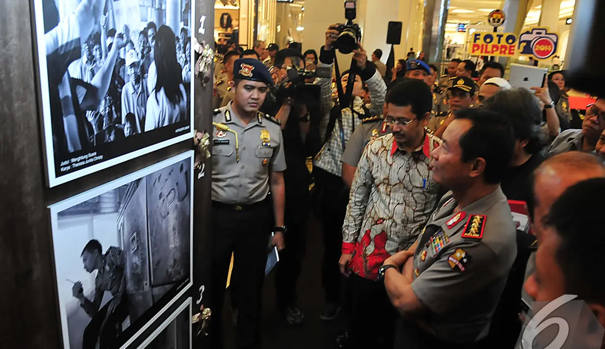 Kapolri Jenderal Sutarman berkeliling untuk melihat karya foto yang dipamerkan di Mall Casablanca, Jakarta, Kamis (6/11/2014)(Liputan6.com/Johan Tallo)
