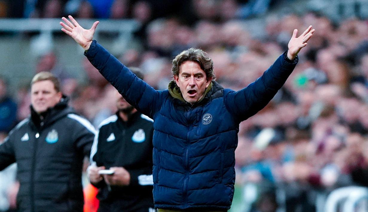 Pelatih Brentord, Thomas Frank, melakukan protes saat melawan Newcastle United pada pertandingan perempat final Carabao Cup di St James’ Park pada Kamis (19/12/2024). (Owen Humphreys/PA via AP)