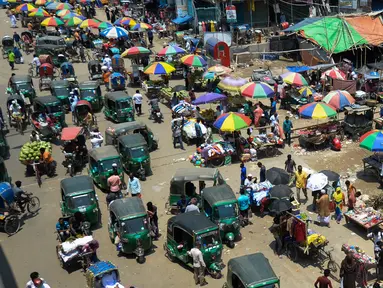 Suasana kemacetan lalu lintas di area pasar tradisional selama karantina wilayah di Dhaka, Bangladesh (12/5/2020). Meski karantina wilayah masih berlaku, warga Bangladesh masih memunhi area pasar tradisional di Dhaka. (AFP/Munir Uz Zaman)