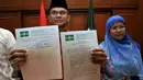 Ketua Lembaga Kesehatan Nahdatul Ulama (LKNU) Hisyam Said Budairi (kiri) menunjukkan surat bantahan terkait isu dukungan LGBT melalui kerja sama dengan Global Fund di Kantor PBNU, Jakarta, Sabtu (5/3/2016). (Liputan6.com/Johan Tallo)