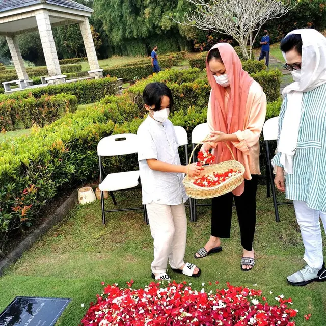 Jelang Ramadan, Ini 6 Momen BCL Ziarah ke Makam Suami Ditemani Noah dan Ibunda