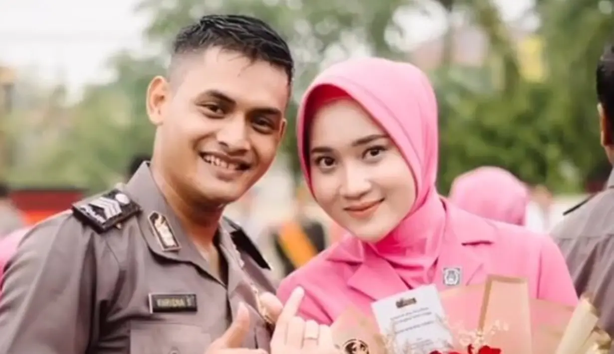 Yeni Inka menikah dengan Khrisna Shakti pada 25 Oktober 2022. Kini keduanya kian harmonis saja sebagai pasangan suami istri. Momen Khrisna mendapat kenaikan pangkat pun juga dihadiri oleh Yeni Inka yang tampil berhijab pakai seragam bhayangkari. (Liputan6.com/IG/khrisnashakti)