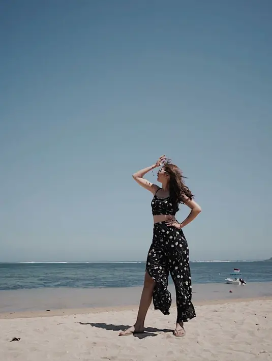 Berpose kece saat di pantai juga tak pernah terlewatkan oleh Yuki. Yuki Kato terlihat begitu sumringah bisa melihat keindahan laut saat di pantai. Tak heran, rasa syukur sering ia panjatkan melalui caption postingan Instagram. Keindahan pantai ini dinikmati Yuki sebagai waktu terbaik untuk healing dari padatnya kehidupan selebritas. (Liputan6.com/IG/@yukikt)