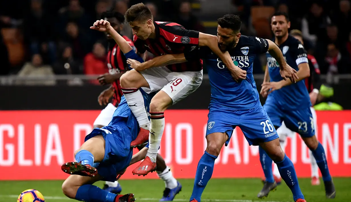 Striker AC Milan, Krzysztof Piatek, berebut bola dengan bek Empoli, Matias Silvestre, pada laga Serie A di Stadion San Siro, Milan, Jumat (22/2). Milan menang 3-0 atas Empoli. (AFP/Marco Bertorello)