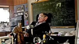Ilmuwan terkemuka Stephen Hawking beraktivitas di kantornya di The Centre for Mathematical Sciences, University of Cambridge, London, Inggris, 14  Desember 2011. Stephen Hawking meniggal dunia di usia 76 tahun. (AFP PHOTO/LONDON SCIENCE MUSEUM/SARAH LEE)