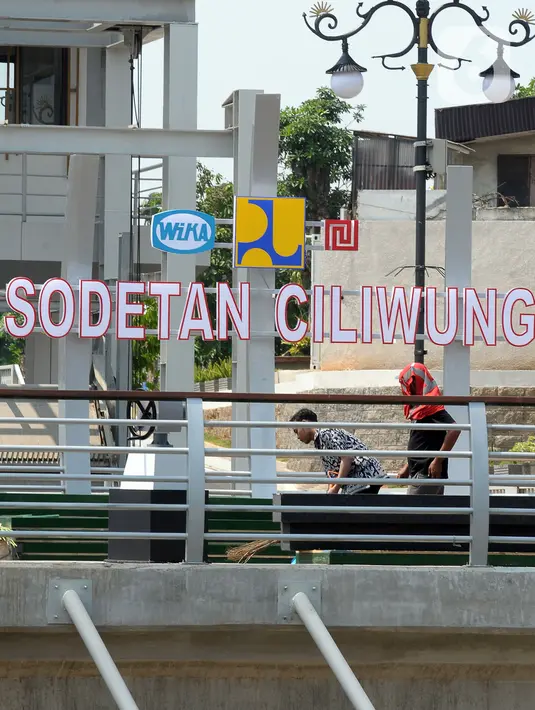 Pembangunan Sodetan Ciliwung berupa terowongan sepanjang 1.268 meter dengan dua jalur pipa masing-masing berdiameter 3,5 meter. Berfungsi mengalirkan 60 m3 per detik debit banjir dari Sungai Ciliwung menuju Kanal Banjir Timur (KBT) dan Kali Cipinang. (merdeka.com/Imam Buhori)