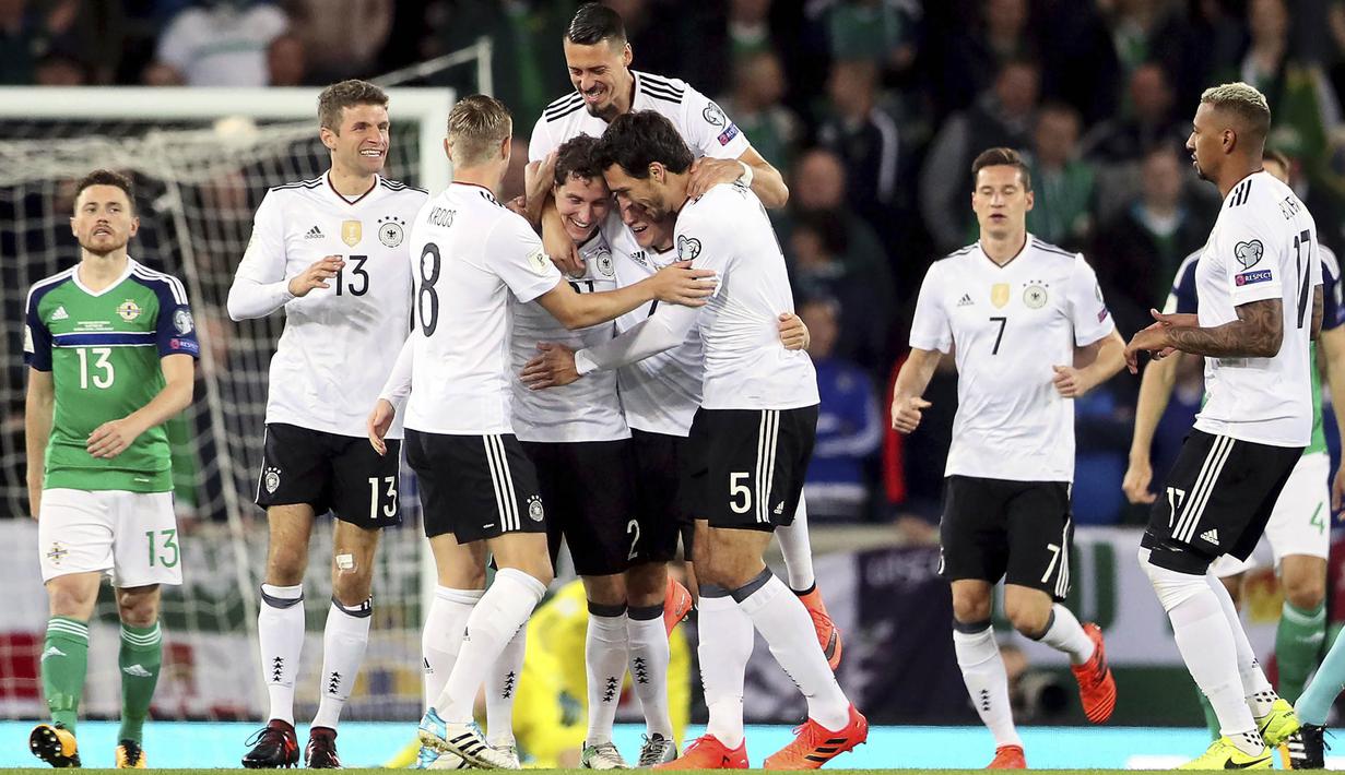 Para pemain Jerman merayakan gol yang dicetak oleh Sebastian Rudy ke gawang Irlandia Utara pada laga Kualifikasi Piala Dunia 2018 di Stadion Windsor Park, Kamis (5/10/2017). Jerman menang 3-1 atas Irlandia Utara. (AP/Brian Lawless)