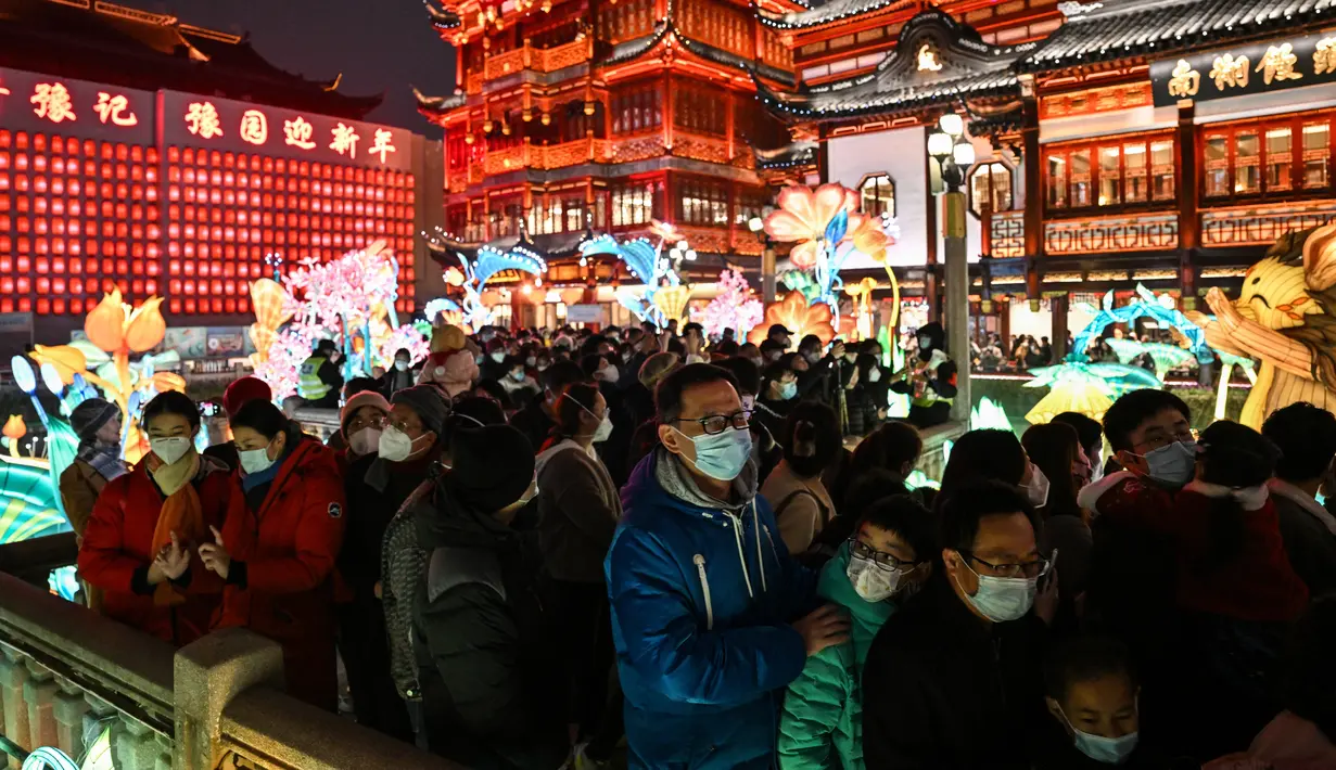 Orang-orang mengunjungi Taman Yu menjelang Tahun Baru Imlek yang menandai tahun Kelinci, di Shanghai pada 9 Januari 2023. Taman Yu merupakan Taman Kebahagiaan yang luas, terletak di samping Kuil Dewa Kota di timur laut Kota tua Shanghai di Distrik Huangpu. Berbatasan dengan Yuyuan Tourist Mart, Rumah Teh Huxinting dan Pasar Yuyuan yang banyak menjual cendera mata. (AFP/Hector Retamal)