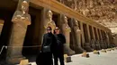 Bersama suaminya, Ratna Galih mengenakan pakaian serba hitam serasi dengan suaminya saat berada di Mesir. Ia memilih dengan kerudung pashmina dipadukan baju hitam dan sepatu Adidas. [@ratnagalih]