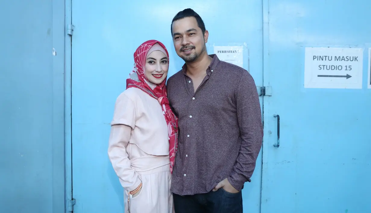 "Intinya jangan pernah bosan. Walau sebelum tidur dan bangun tidur, dia lagi dia lgi yang dilihat. Pokoknya harus dinikmati lah," kata Annisa Trihapsari,  di Gedung Trans TV, kawasan tendean, Jakarta Selatan, Selasa (13/2/2018). (Nurwahyunan/Bintang.com)