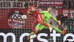 Bek Bayern Munchen Lucas Hernández mencetak gol melewati kiper Barcelona Marc-André ter Stegen pada matchday 2 Grup C Liga Champions 2022/2023 di Allianz Arena, Rabu (14/9/2022) dini hari WIB. Barcelona takluk 0-2 saat dijamu Bayern Munchen. (Peter Kneffel/dpa via AP)