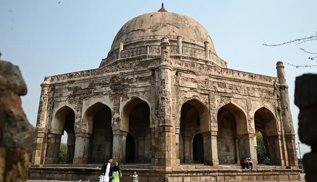 Orang-orang mengunjungi Makam Adham Khan abad ke-16, juga dikenal sebagai (Bhool Bhulaiya), di New Delhi (16/2/2022). Makam Adham Khan adalah makam Adham Khan abad ke-16, seorang jenderal Kaisar Mughal Akbar. (AFP/Sajjad Hussain)