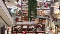 Suasana dekorasi natal menghiasi Lippo Mall Puri, Jakarta, Kamis (29/11). Kegiatan Holiday Sensation diselenggarakan di 68 mal di berbagai kota. (Liputan6.com/Fery Pradolo)