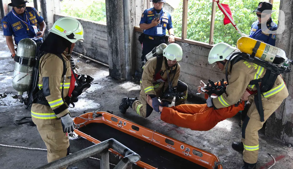 Peserta lomba Jakarta Fire and Rescue Competition 2022 di Pusdiklat Gulkarmat, Ciracas, Jakarta Timur, Senin (21/3/2022). Lomba tersebut untuk menguji ketangkasan dan kecepatan petugas dalam proses penyelematan korban kebakaran di atas gedung dan di air. (Liputan6.com/Herman Zakharia)