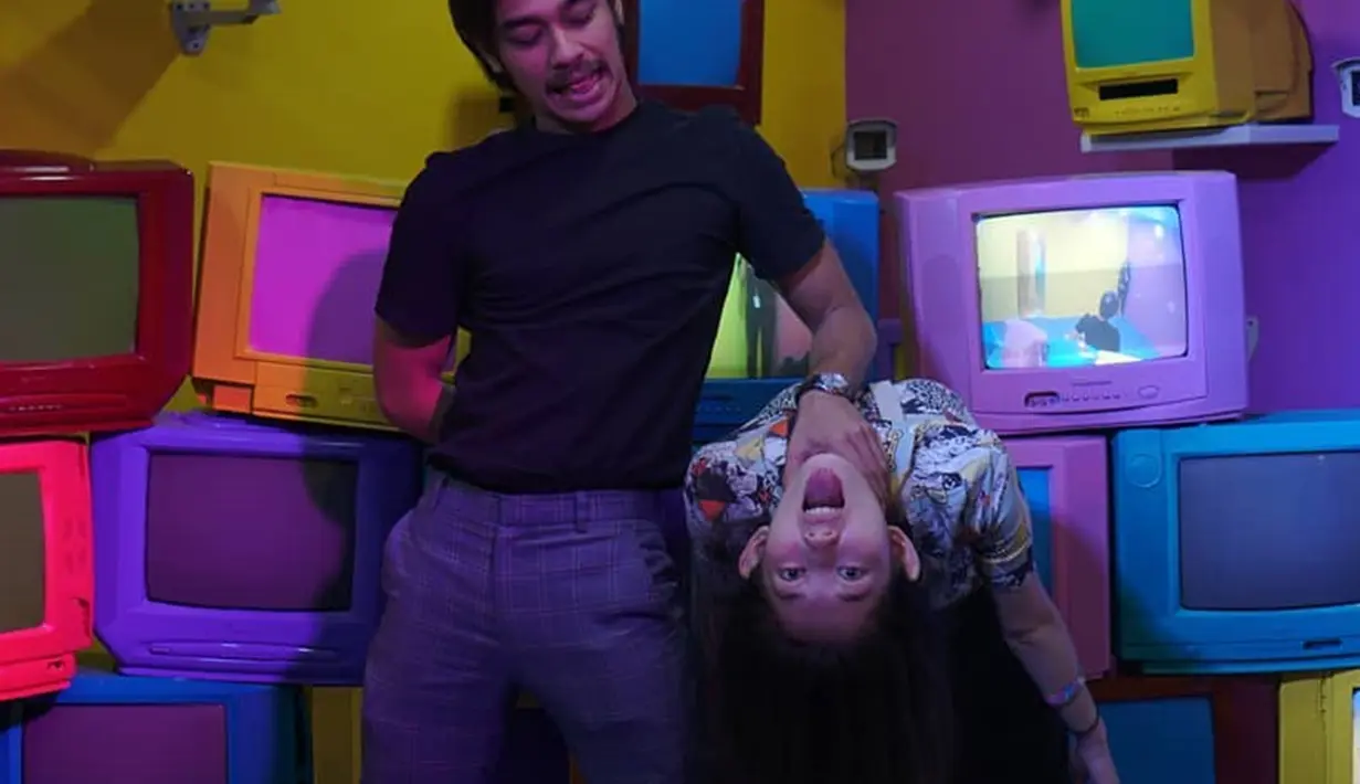 Tidak hanya sering memakai baju berwarna sama, Wafda dan Devina juga kompak tampil lucu dan humoris. Memang, Devina terkenal sebagai seleb yang memiliki banyak tingkah di Instagram. Meski begitu, Wafda turut menyeimbangi tingkah lucu Devina. (Liputan6.com/IG/@wafda90)