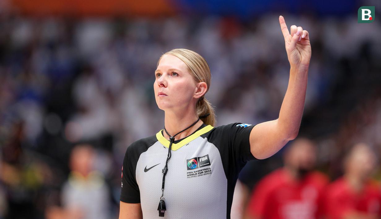Wasit Jenna Jordan Reneau memberikan isyarat saat laga Grup P Piala Dunia FIBA 2023 antara Pantai Gading melawan Lebanon di Indonesia Arena, Senayan, Kamis (31/08/2023). Reneau merupakan salah satu dari tiga wasit yang ditunjuk FIBA untuk ajang Piala Dunia Basket 2023. (Bola.com/Bagaskara Lazuardi)