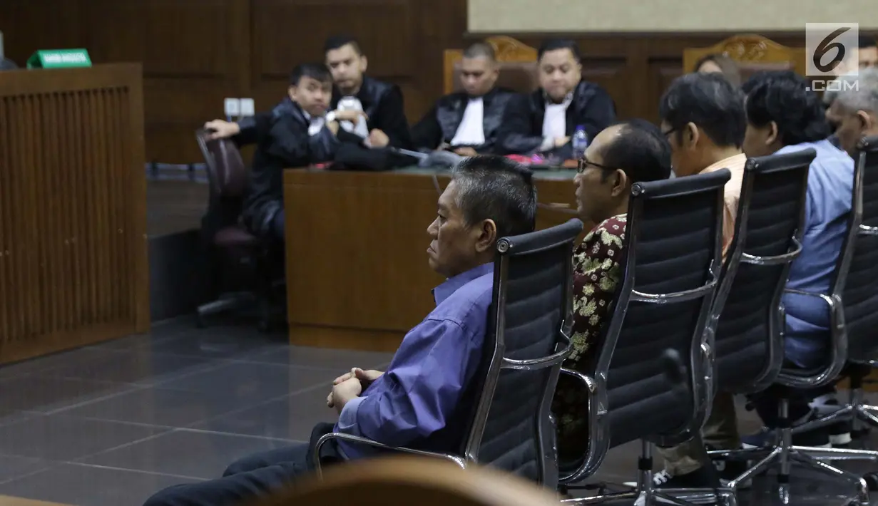 Terdakwa suap putusan perkara perdata yang juga Hakim PN Jakarta Selatan, Irwan (kiri) dan Iswahyu Widodo (kedua kiri) saat sidang pembacaan tuntutan di Pengadilan Tipikor, Jakarta, Kamis (13/4/2019). Keduanya dituntut 8 tahun penjara, denda Rp 200 juta. (Liputan6.com/Helmi Fithriansyah)