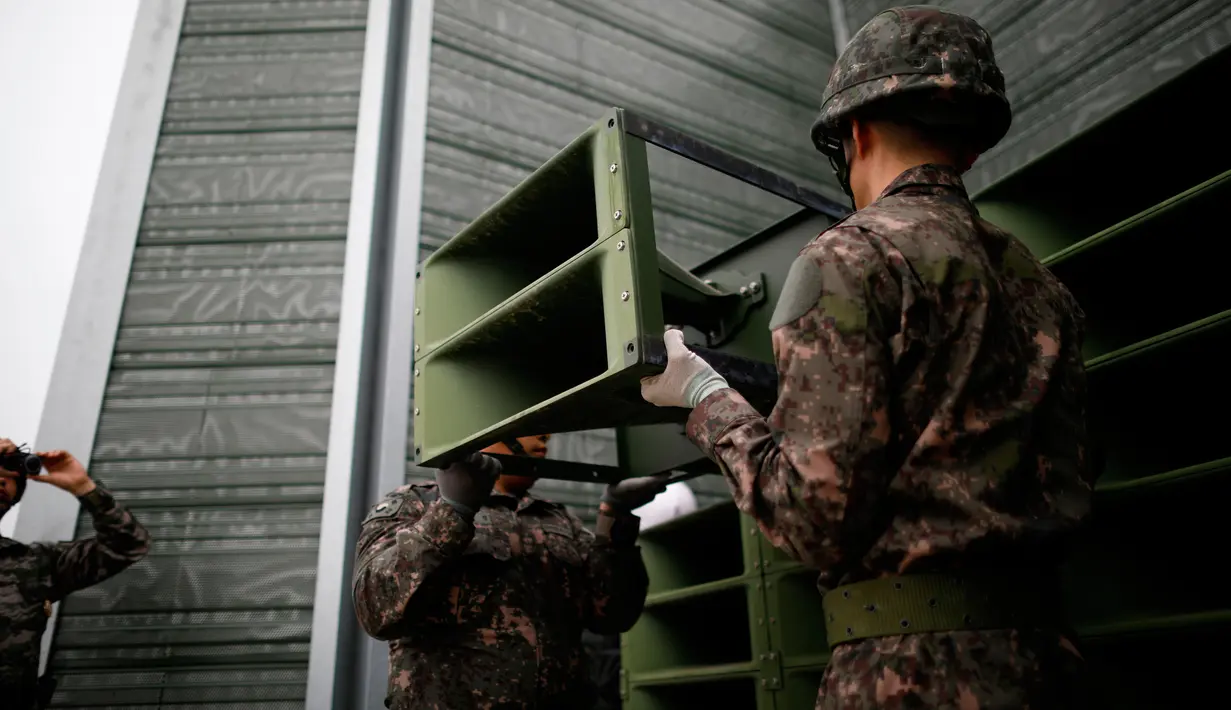 Tentara Korea Selatan membongkar pengeras suara propaganda dekat zona demiliterisasi yang memisahkan kedua Korea di Paju, Selasa (1/5). Ini merupakan tindak lanjut dari pertemuan kedua pimpinan negara tersebut pekan lalu. (Kim Hong-Ji/Pool via AP)