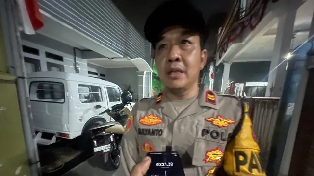 Pejabat sementara Kanit Reskrim Polsek Sukmajaya, Iptu Mulyanto saat melakukan olah TKP di lokasi pencurian motor menggunakan senjata api di Sukmajaya, Depok.