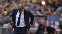 Gerardo Martino tertunduk lesu usai Barca disingkirkan Atletico Madrid. (JAVIER SORIANO / AFP)