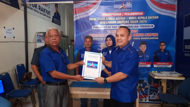 Rezki Wirmandi saat mengembalikan berkas pendaftaran di Demokrat Bandar Lampung. Foto: (Liputan6.com/Ardi)