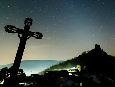 Cahaya bintang berwarna putih terlihat pada langit malam di Hajnacka, Slovakia, Kamis (7/2). Cahaya redup yang disebabkan oleh debu antarplanet ini terjadi akibat pantulan sinar matahari. (Peter Komka/MTI via AP)