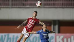 Pemain Bali United, Stefano Lilipaly (kiri), berebut bola dengan pemain Persib Bandung, Henhen Herdiana, dalam pertandingan Babak Penyisihan Piala Menpora 2021 Grup D di Stadion Maguwoharjo, Sleman. Rabu (24/3/2021). (Foto: Bola.com/Arief Bagus)