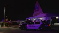 Polisi berkumpul di Club Blu di Fort Myers (Reuters)